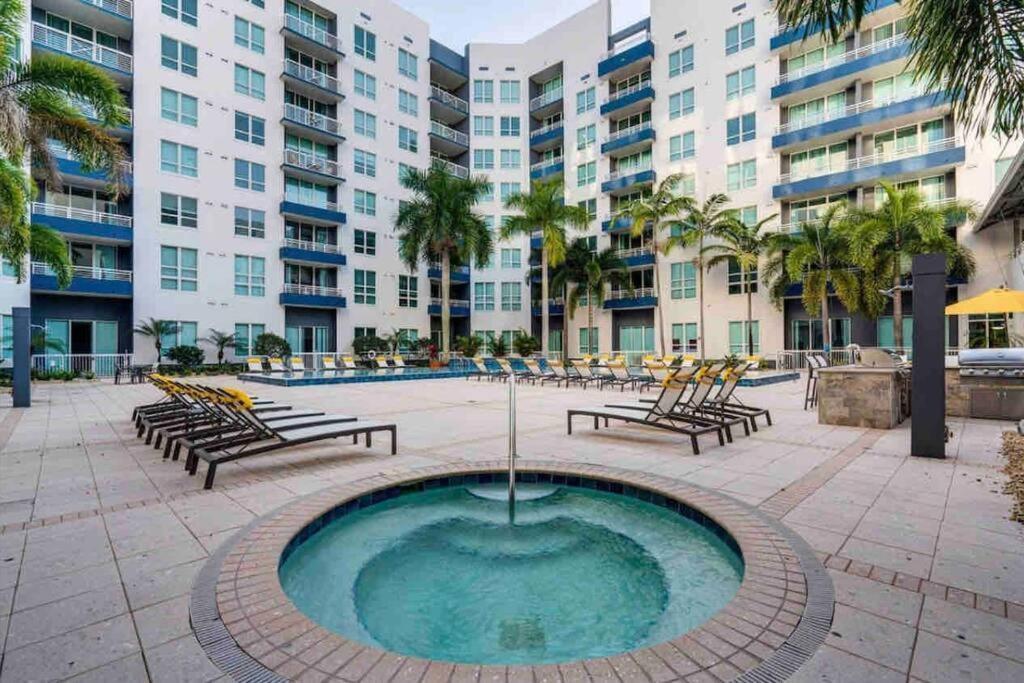 Luxury Apt 3 Mins To Dt Tampa -Pool-Gym-Balcony Bagian luar foto