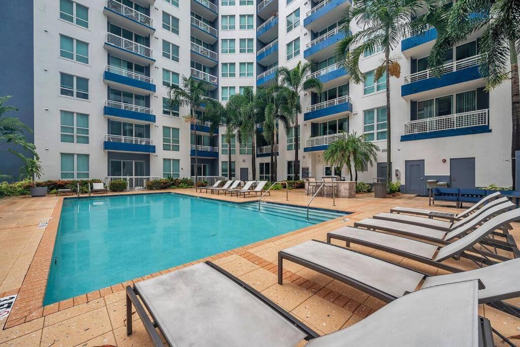 Luxury Apt 3 Mins To Dt Tampa -Pool-Gym-Balcony Bagian luar foto
