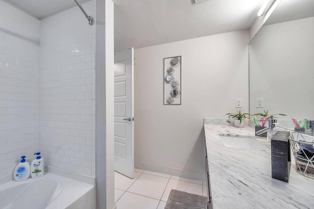 Luxury Apt 3 Mins To Dt Tampa -Pool-Gym-Balcony Bagian luar foto